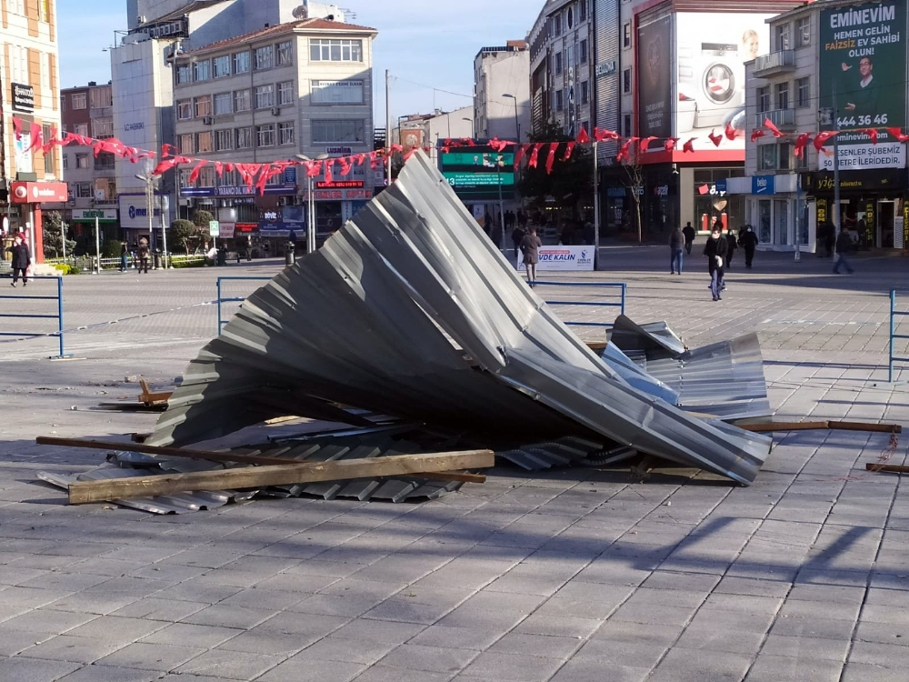 Esenler’de uçan çatı yoldan geçen kadının üzerine düştü