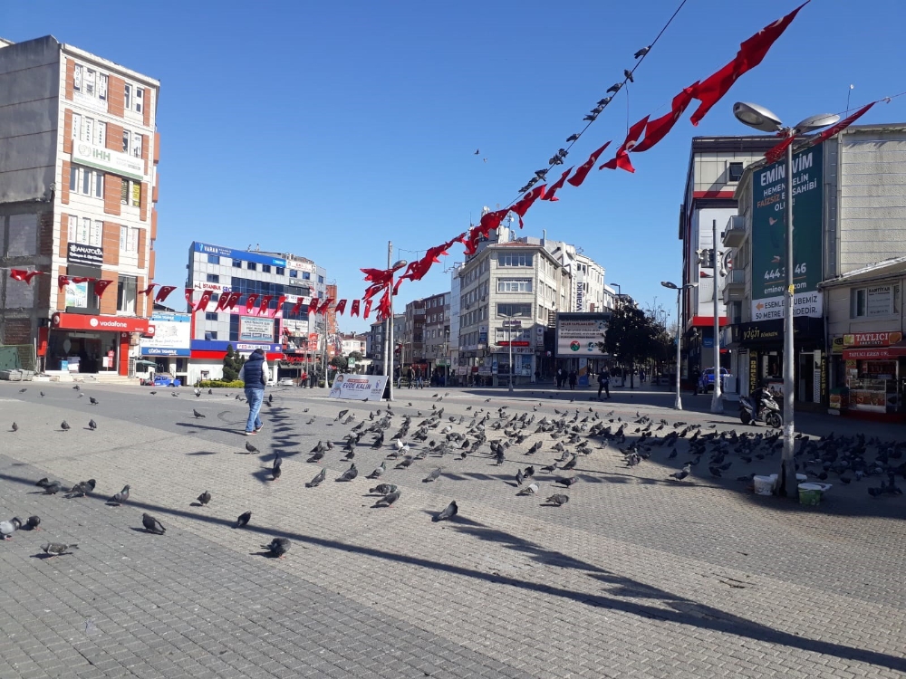 Esenler’de virüse özel tedbir: İşlek cadde ve meydanı yaya trafiğine kapatıldı