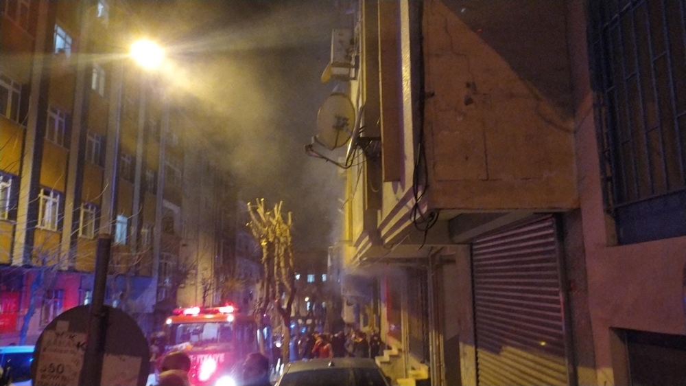 Esenler’de yangında mahsur kalan 30 kişi tahliye edildi