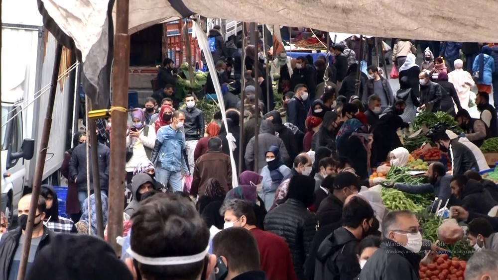 Esenyurt ve Avcılar’da Ramazan ayı öncesi vatandaşlar pazara akın etti