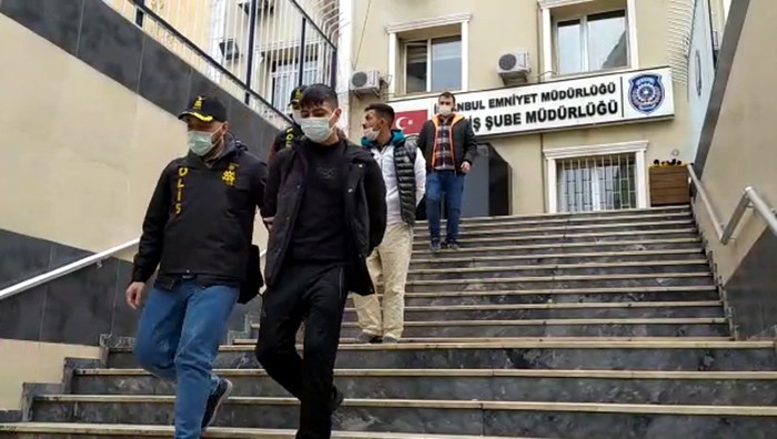 Esenyurt ve Eyüpsultan’da evlere giren hırsızlar, kıskıvrak polise yakalandı