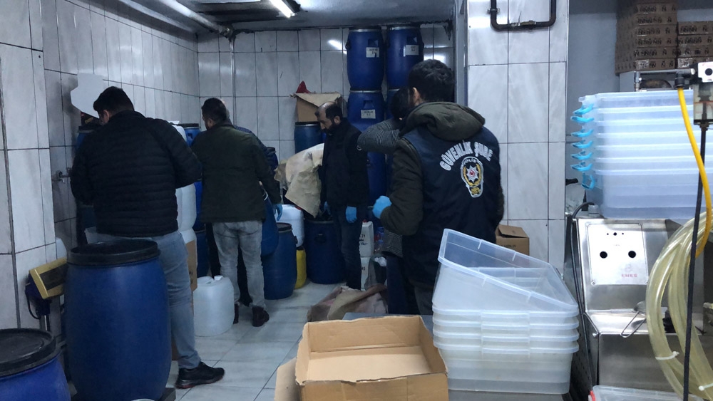 Esenyurt zabıtası ve polisten kahvehane denetimleri