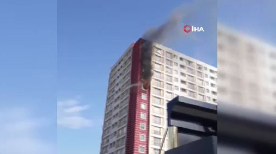 Esenyurt’ta 15 katlı sitede korkutan yangın