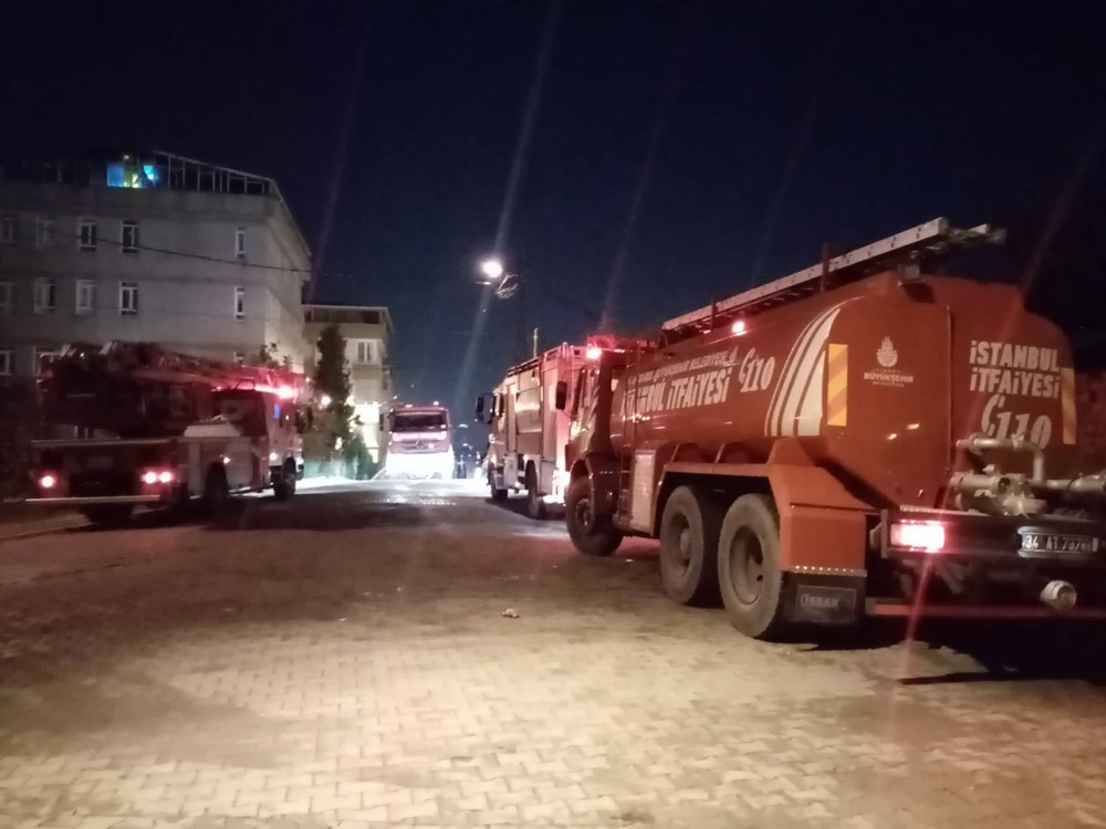 Esenyurtta 4 Katlı Binanın Çatısı Kül Oldu
