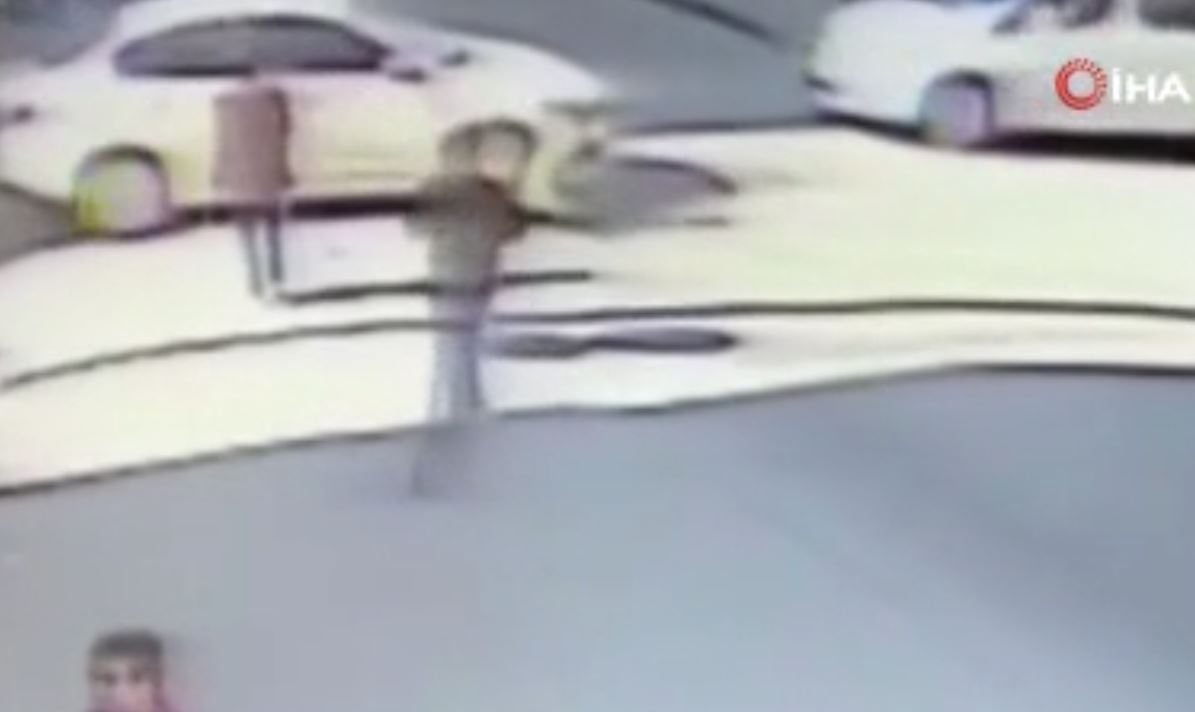 Esenyurt’ta ayakkabısını bağlayan çocuğa araba çarptı