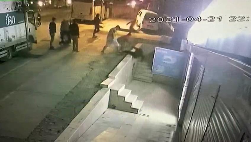 Esenyurt’ta bıçaklı kavga kamerada
