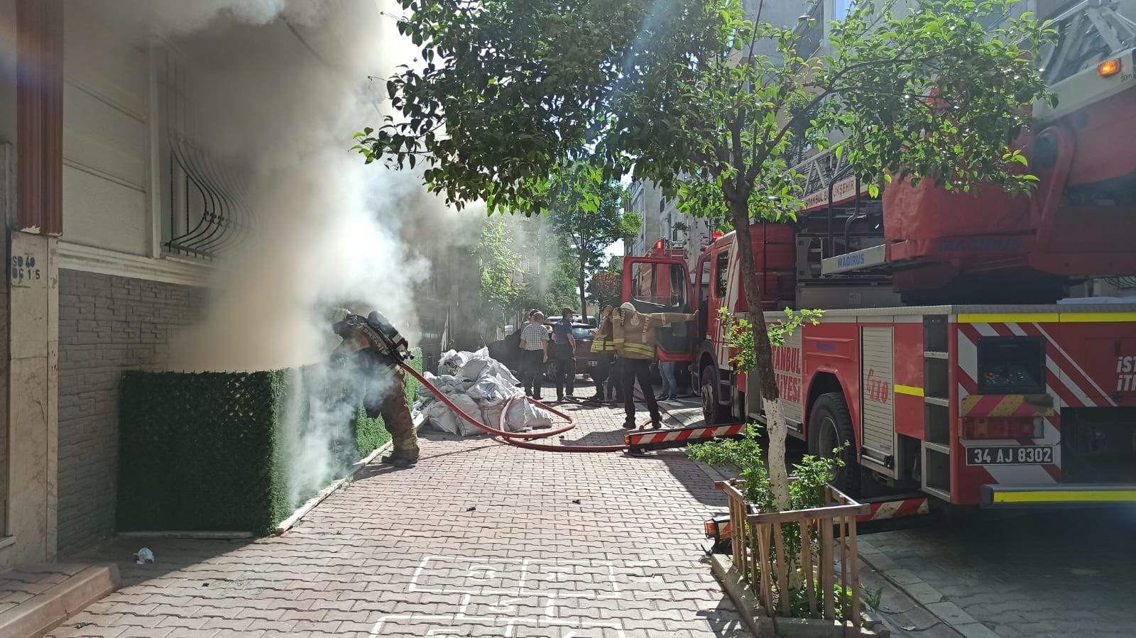 Esenyurt’ta bir kadın evini yaktı, arkasına bakmadan gitti