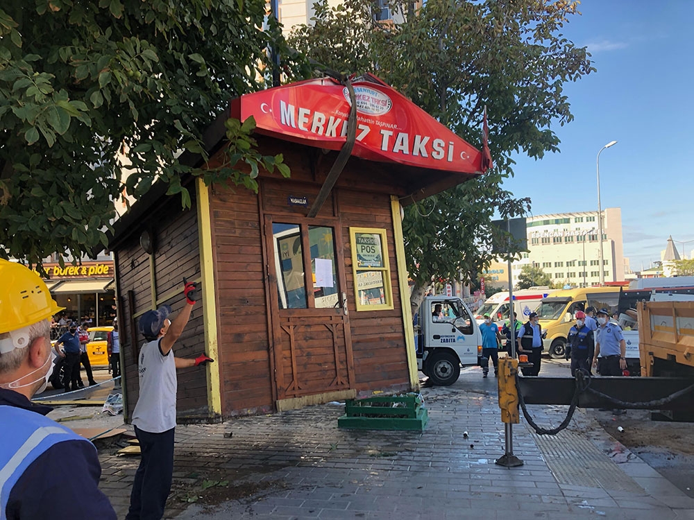 Esenyurt’ta çatışmaların yaşandığı taksi durakları kaldırıldı