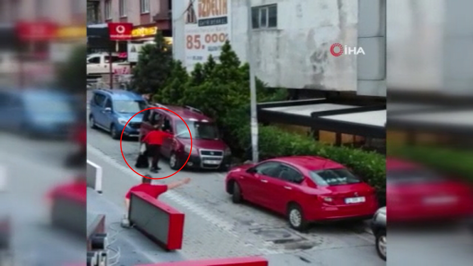Esenyurt’ta çiçek satıcıları arasında bıçaklı kavgası: 2 yaralı