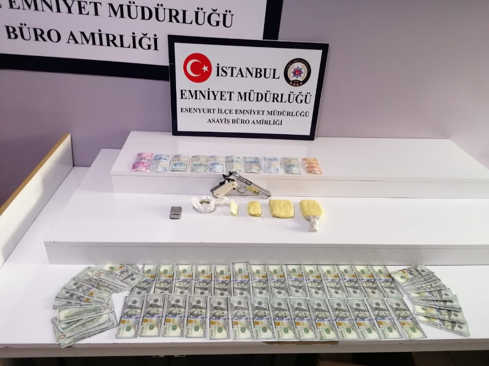 Esenyurt’ta durdurulan otomobilde sahte 9 bin dolar ele geçirildi