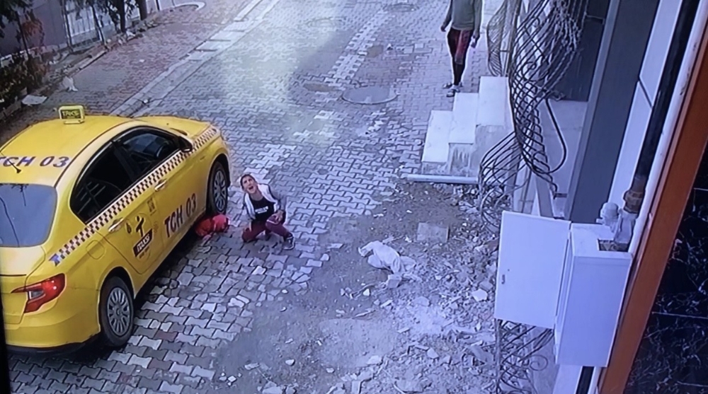 Esenyurt’ta feci kaza: 4 yaşındaki çocuğun üstünden ticari taksi geçti