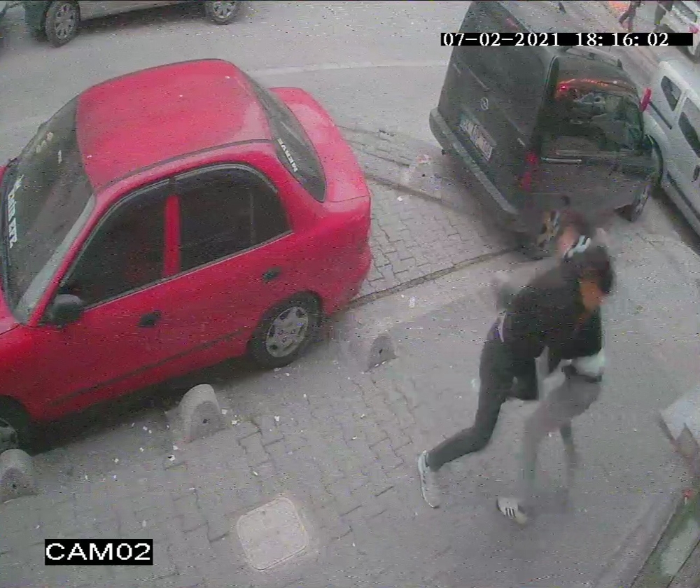 Esenyurt’ta gencin bıçaklanma anı kamerada