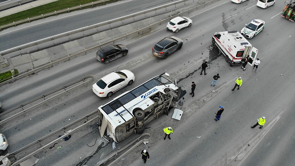 Esenyurt’ta gişelerin betonuna çarpan midibüs devrildi: 7 yaralı