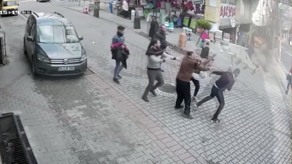 Esenyurt’ta iki grubun makaslı, cam şişeli kavgası kamerada