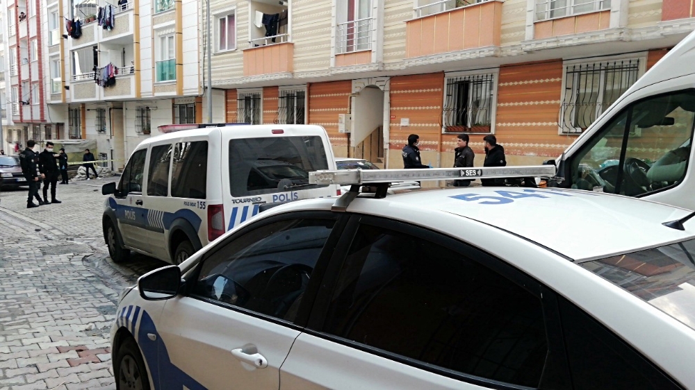 Esenyurt’ta iki grup arasında ‘laf atma’ kavgası: 2 yaralı