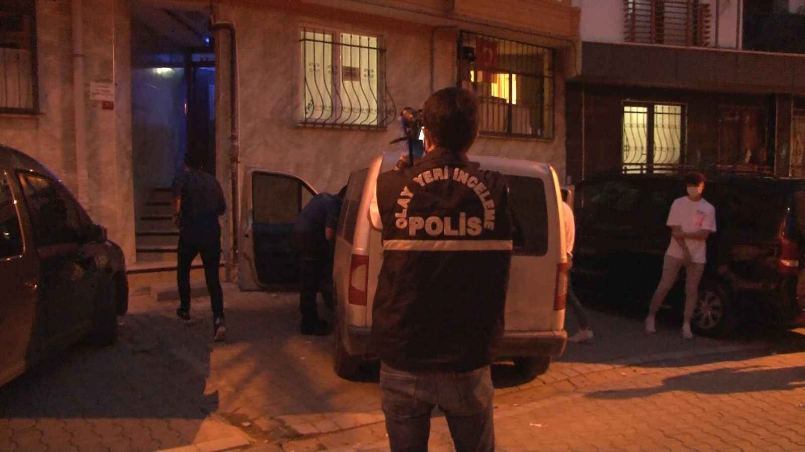 Esenyurt’ta intihar girişimi: Silahla karnına ateş eden kadın hastaneye kaldırıldı