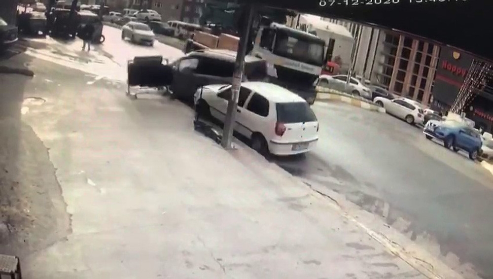 Esenyurt’ta iş makinesi ticari araca çarptı, o anlar kamerada