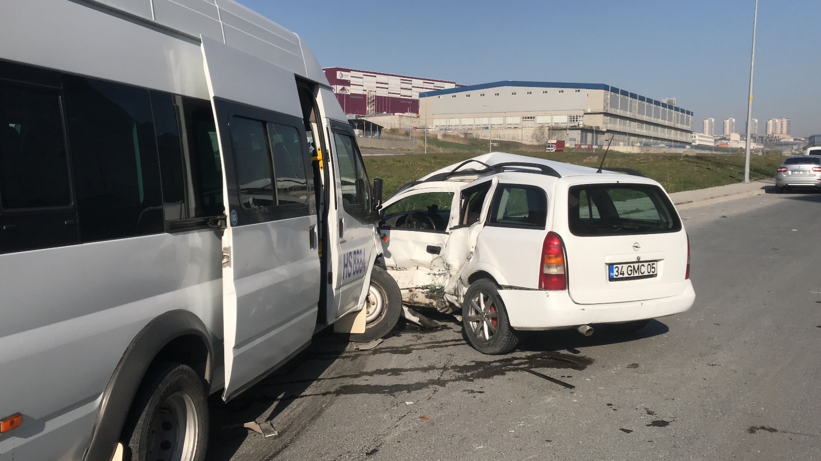 Esenyurt’ta işçi servisi ile hafif ticari araç çarpıştı: 8 yaralı