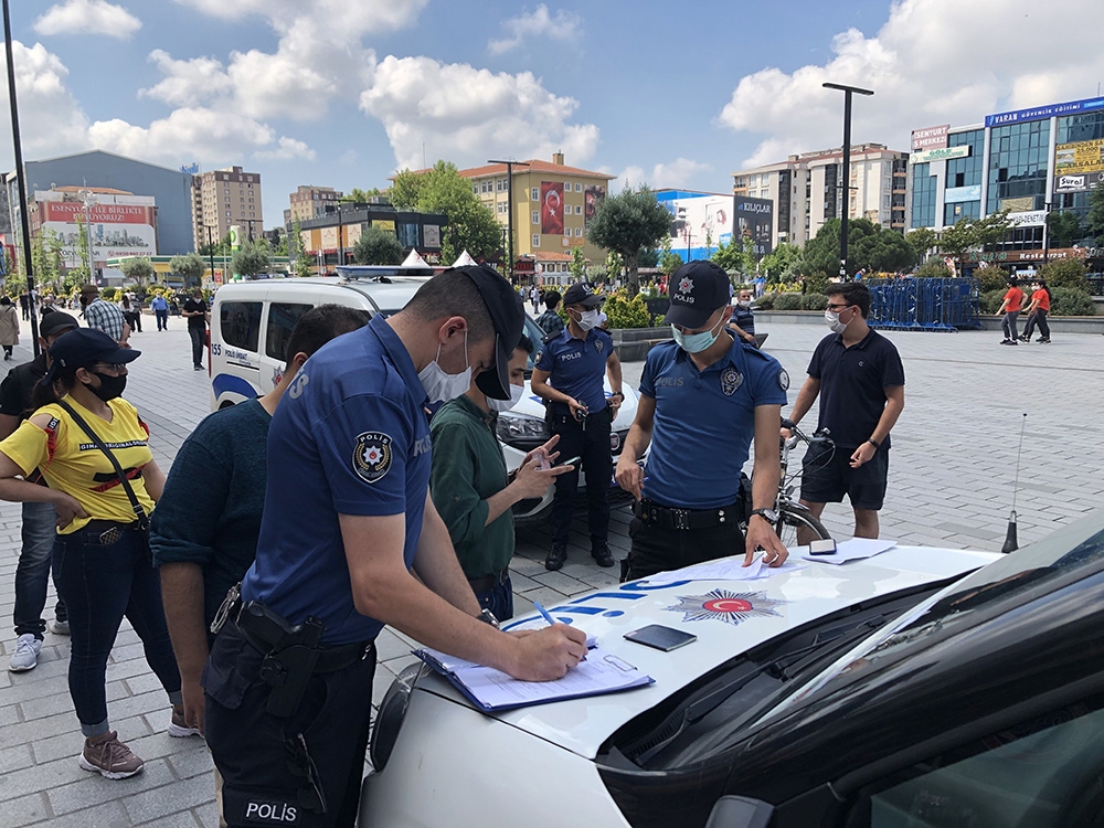 Esenyurt’ta ısrarla maske takmayanlara ceza yağdı