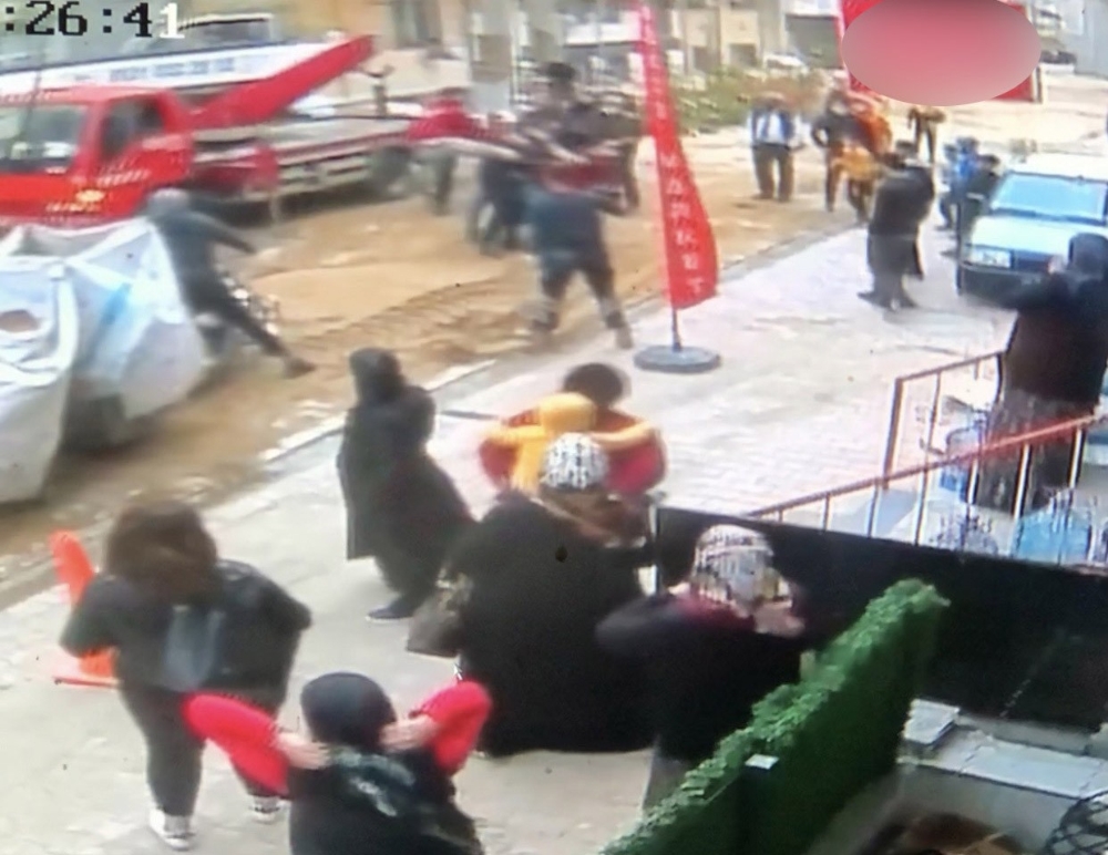 Esenyurt’ta izinsiz ağaç kesimi nedeniyle kavga çıktı