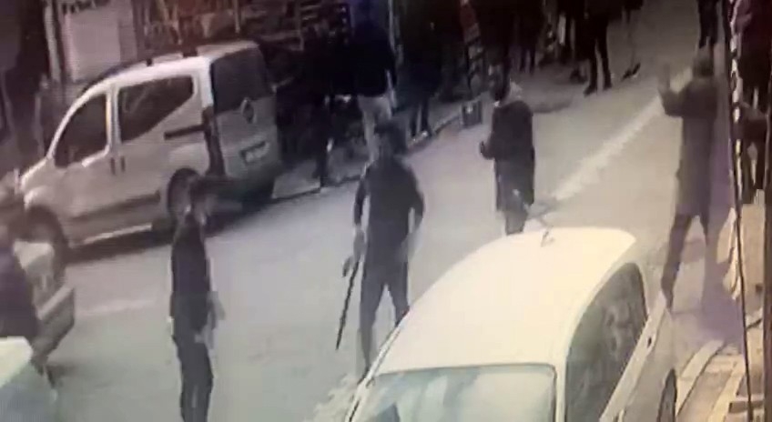 Esenyurt’ta kılıçlı pompalı tüfekli kavga kan dondurdu