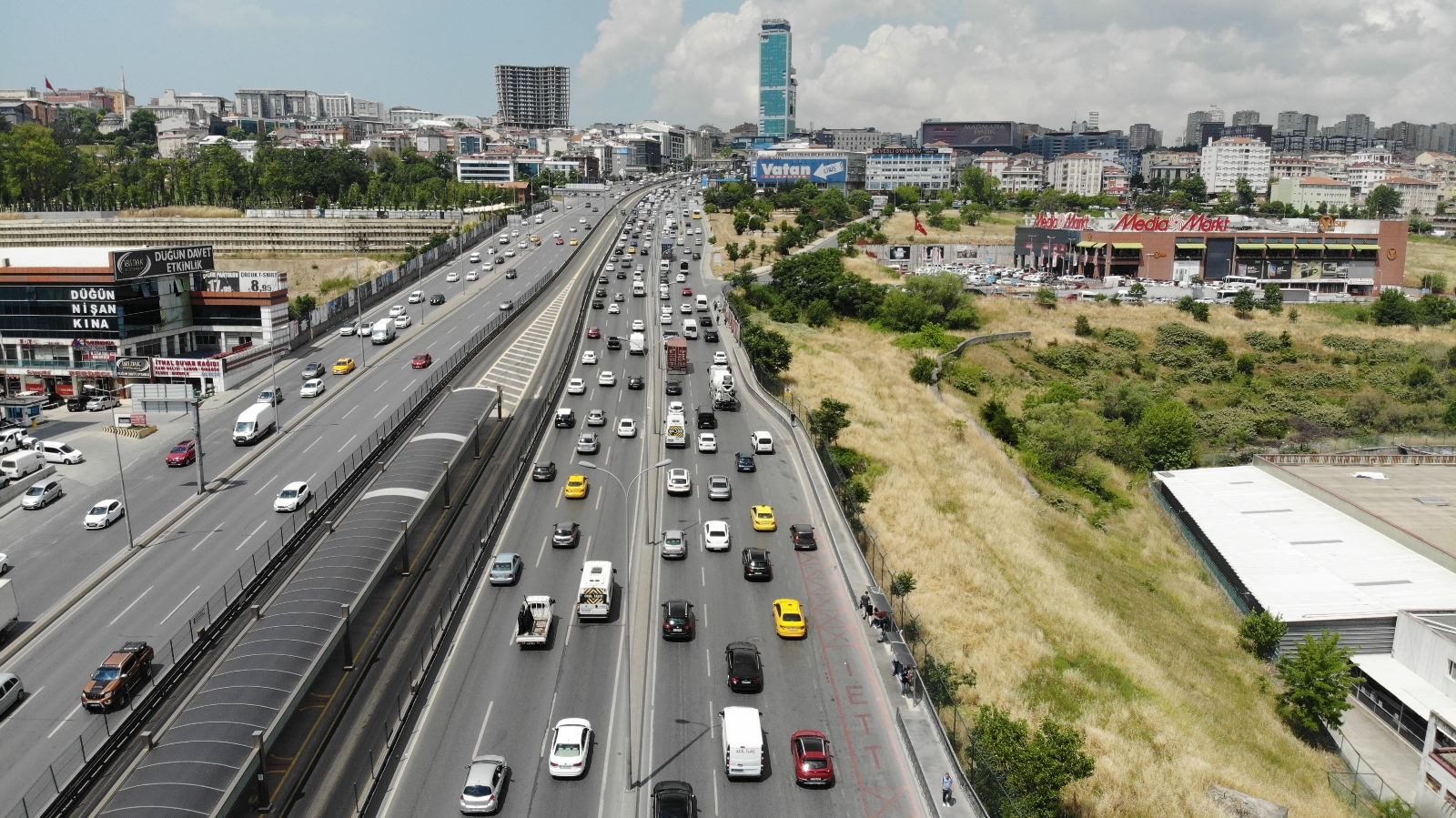 Esenyurt’ta kısıtlamasız cumarteside trafik yoğunluğu