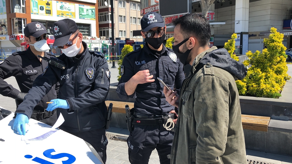 Esenyurt’ta kısıtlamayı hiçe sayanlara ceza yağdı