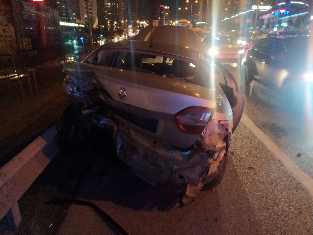 Esenyurt’ta kontrolden çıkan otomobil iki araca çarptı: 3 yaralı