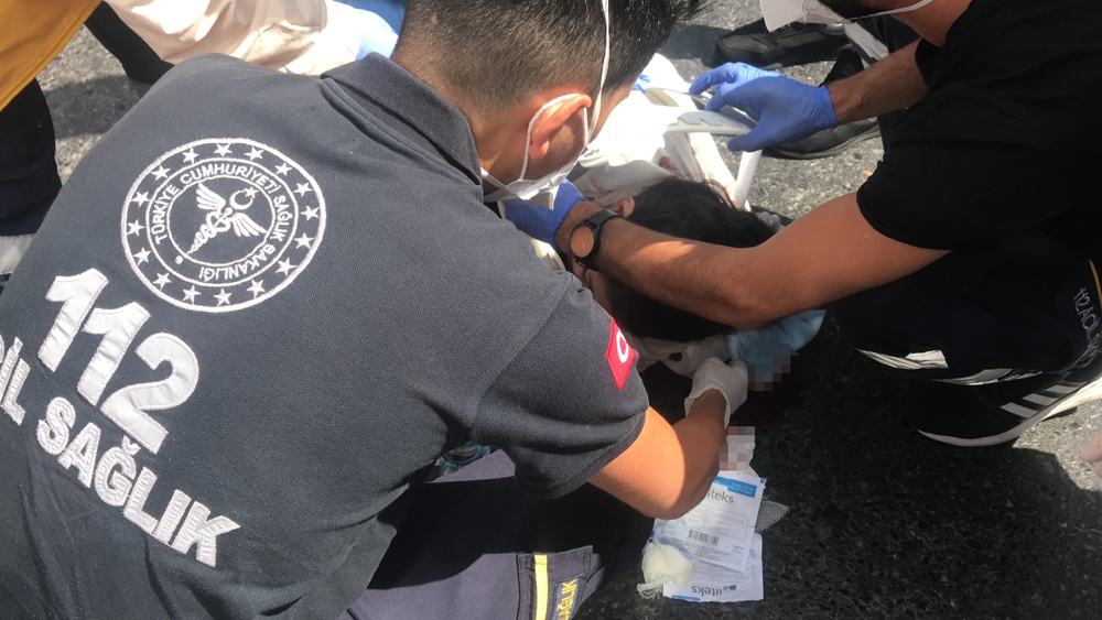 Esenyurt’ta kucağında bebekle yolun karşısına geçen kadına araba çarptı