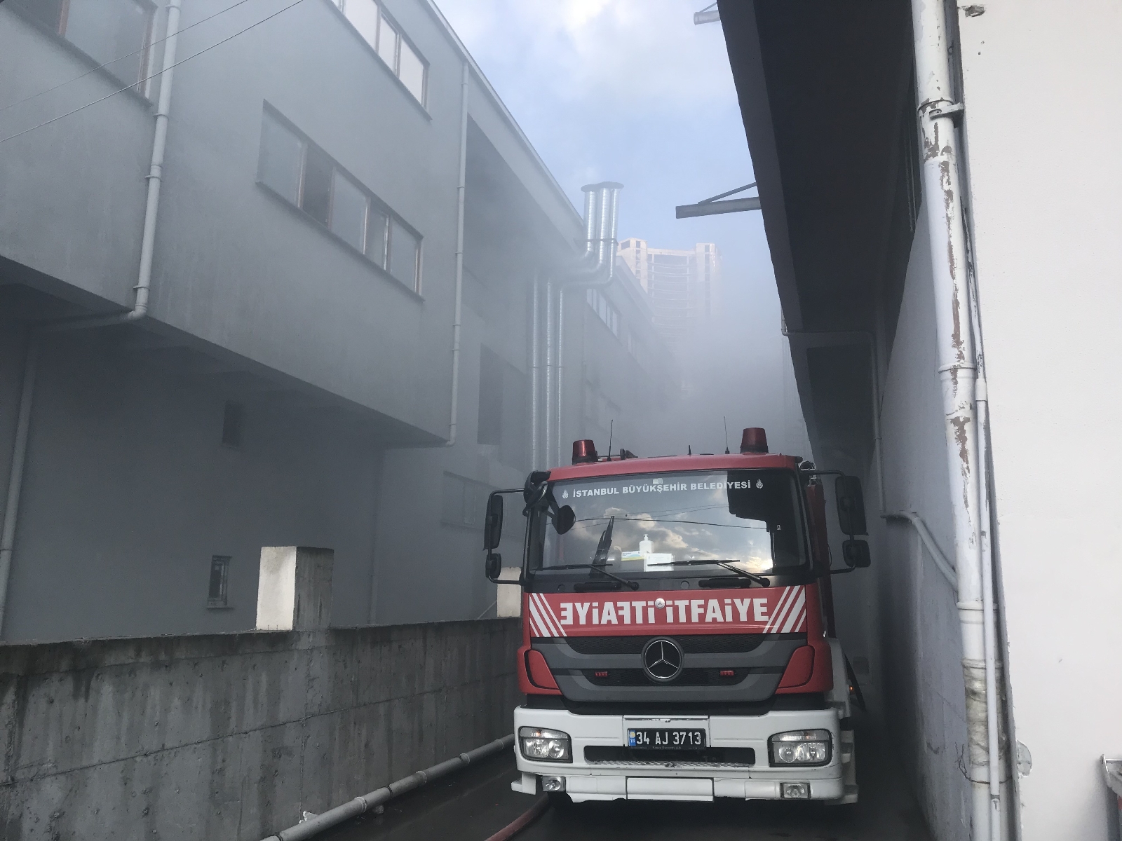 Esenyurt’ta kumaş fabrikasında korkutan yangın
