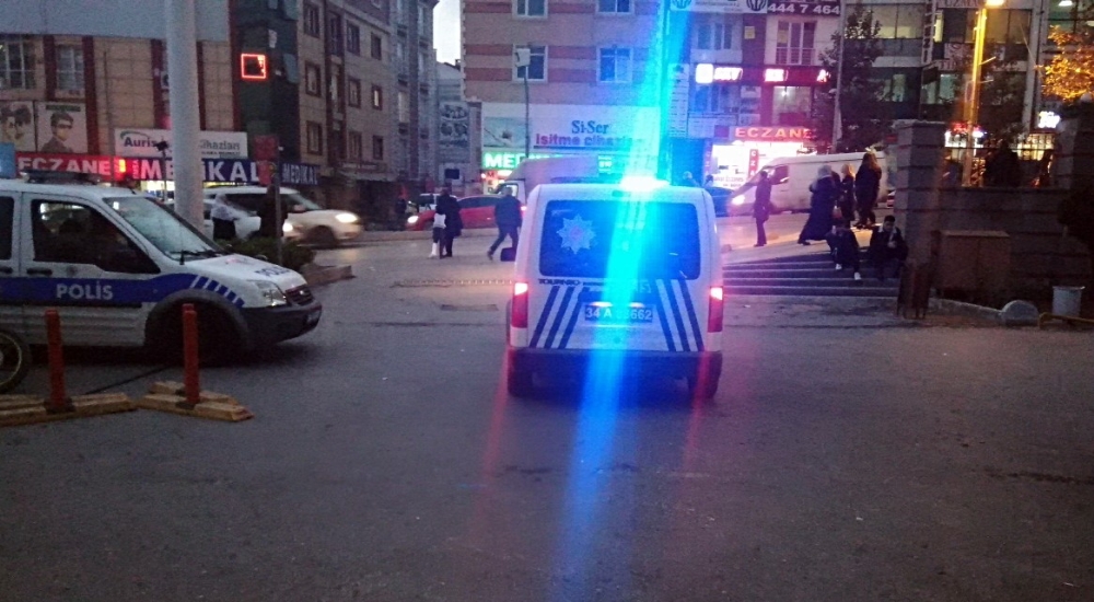 Esenyurtta Kurusıkı Tabancayla Tehdit Ederek Telefon Gasp Ettiler