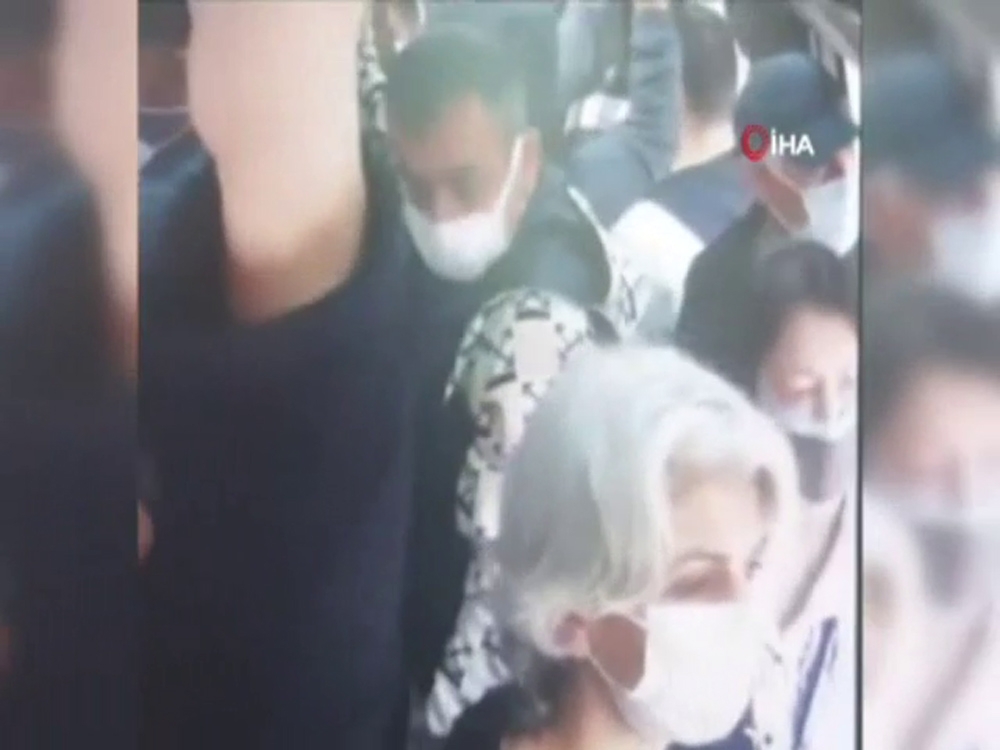 Esenyurt’ta minibüsteki yolcunun cüzdanını çalan hırsız kamerada