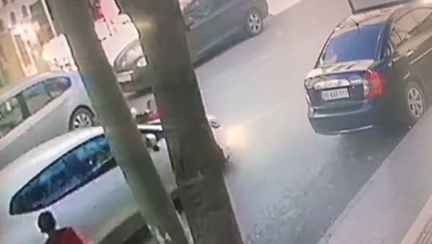 Esenyurt’ta, okuldan eve dönen kız çocuğuna otomobil çarpması kamerada