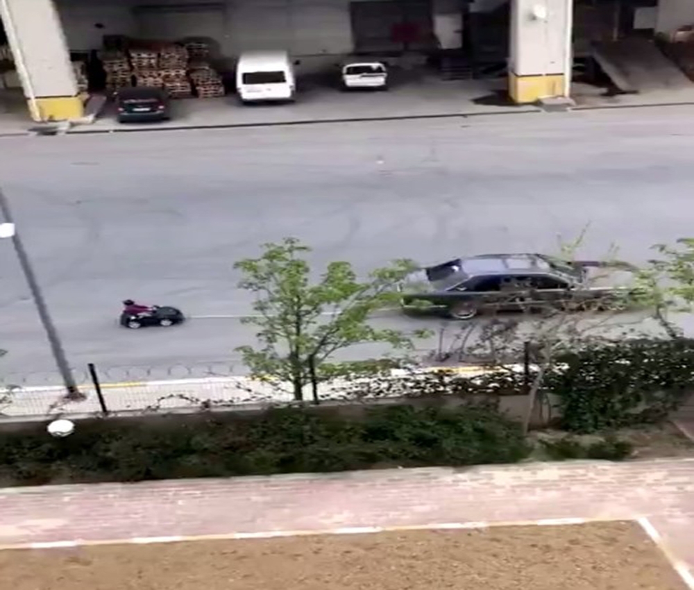 Esenyurt’ta otomobiline bağladığı aküllü arabayla çocuğunu gezdiren baba yakalandı