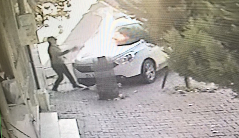 Esenyurt’ta park halindeki aracın kundaklanması kamerada