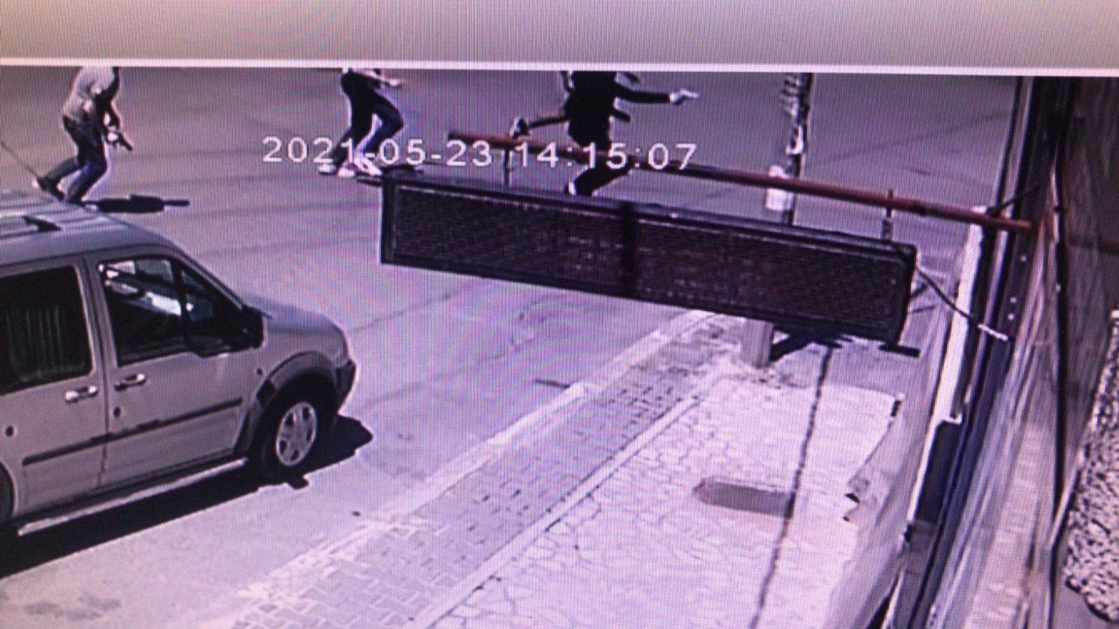 Esenyurt’ta sevgilileri barıştırmak isterken silahlar konuştu