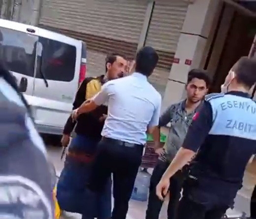 Esenyurt’ta seyyar satıcı zabıtaya bıçak çekti