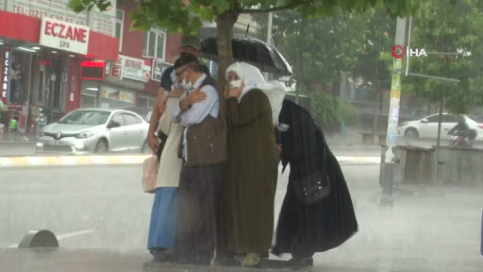 Esenyurt’ta şiddetli yağış ve dolu etkili oldu