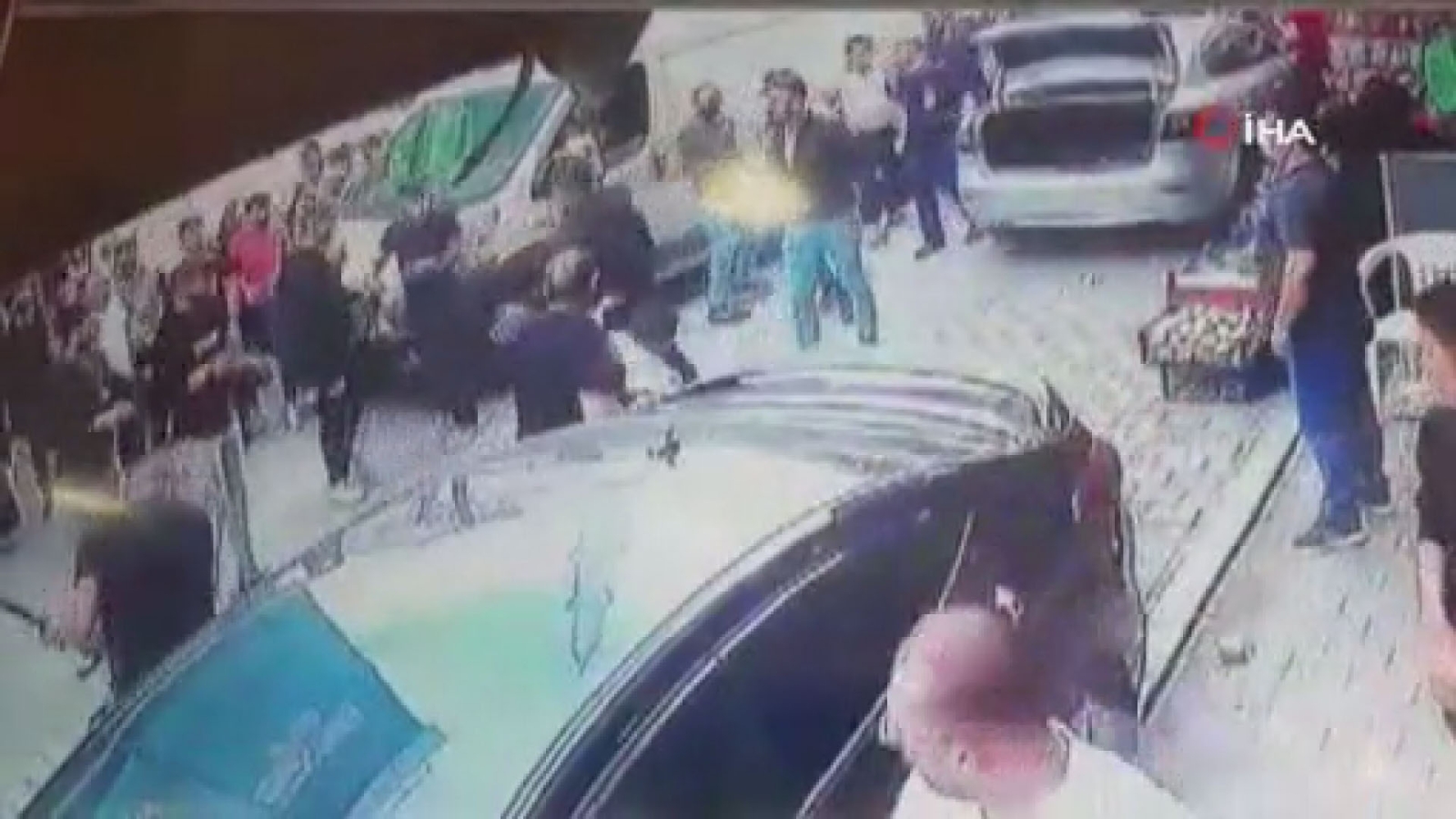Esenyurt’ta sokak ortasında demir sopalı kavga kamerada