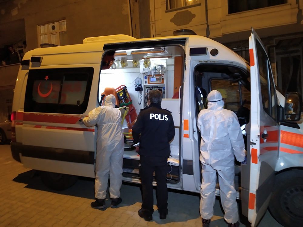 Esenyurt’ta sokakta yatan adam eşi tarafından zehirlendiğini iddia etti