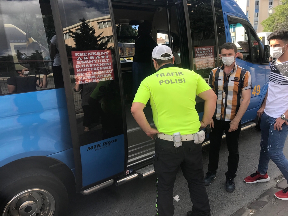 Esenyurt’ta sosyal mesafesiz yolcu taşıyan minibüslere ceza yağdı