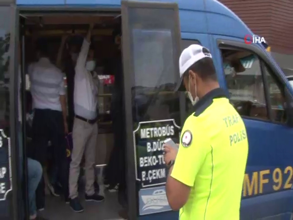 Esenyurt’ta sosyal mesafesiz yolculuk, minibüsten 32 kişi çıktı