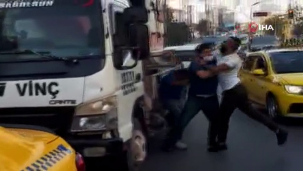 Esenyurt’ta taksici ile çekici şoförü arasında yol kavgası