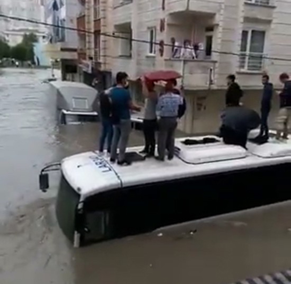Esenyurt’ta vatandaşlar midibüsün üzerinde mahsur kaldı