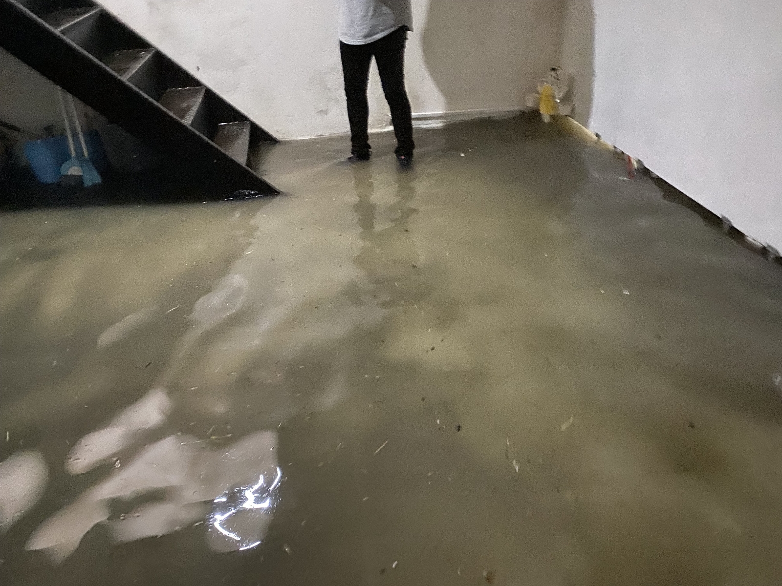 Esenyurt’ta yağış sonrası bir restoran mutfağını su bastı