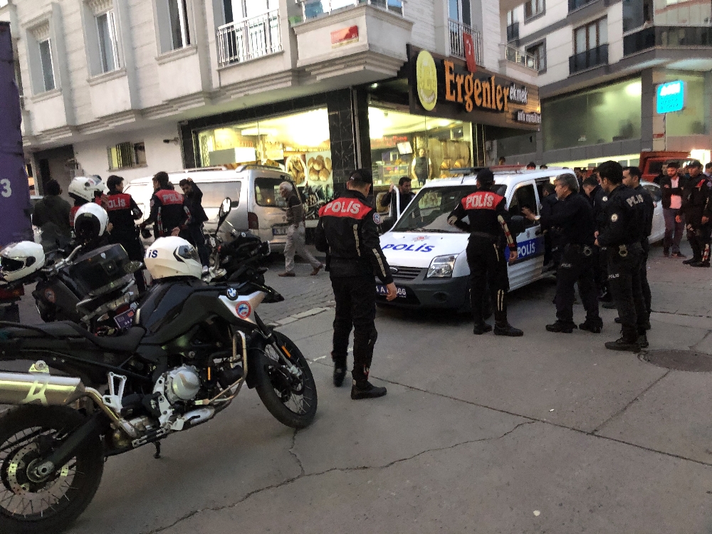 Esenyurtta Yol Ortasında Silahlı Saldırı: 2 Yaralı