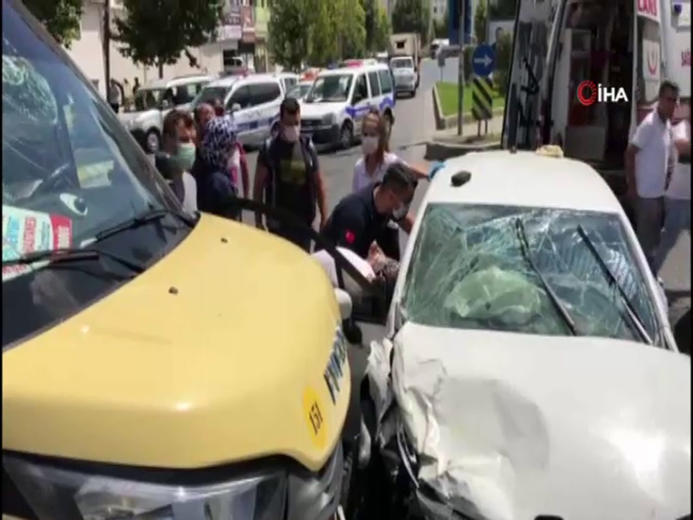Esenyurt’ta yolcu minibüsü otomobile çarptı: 7 yaralı