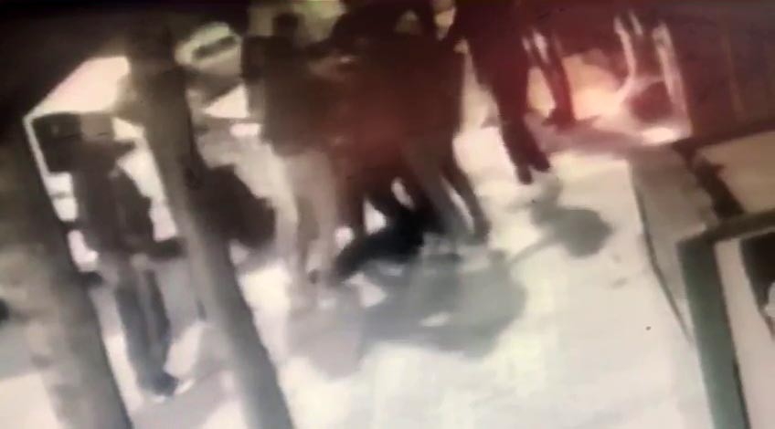 Esenyurt’ta yumruklu laf atma kavgası kamerada