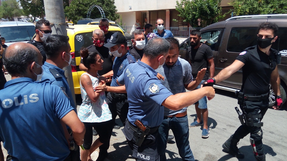 Eşi gözaltına alınan kadın, polislere zor anlar yaşattı