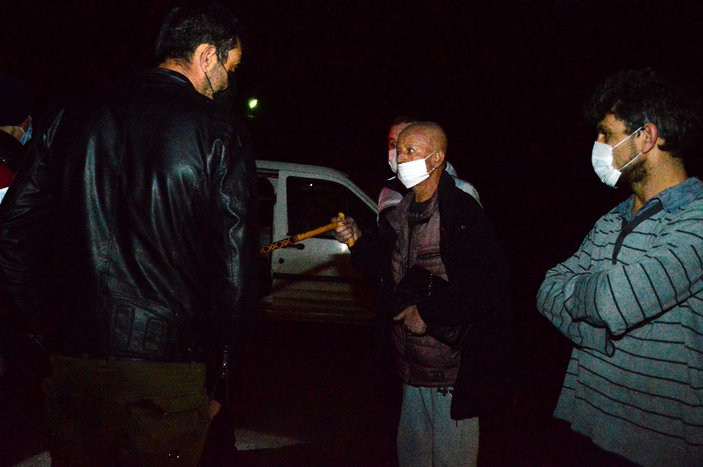 Eşi otomobilde sıkışan sürücü olay yerinde şoka girdi